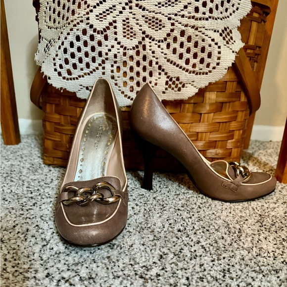 Gorgeous 4” Heeled BCBGirls Tan Pumps with Chain Detail, size 7 - Picture 1 of 8